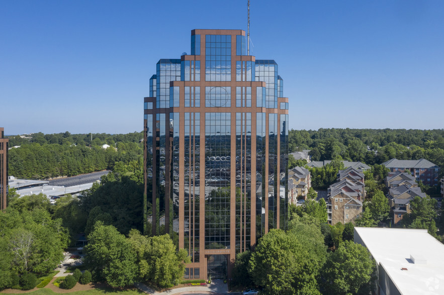 1050 Crown Pointe Pkwy, Atlanta, GA en alquiler - Foto del edificio - Imagen 2 de 30