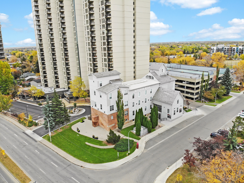 10171 Saskatchewan Dr, Edmonton, AB en alquiler - Foto del edificio - Imagen 1 de 13