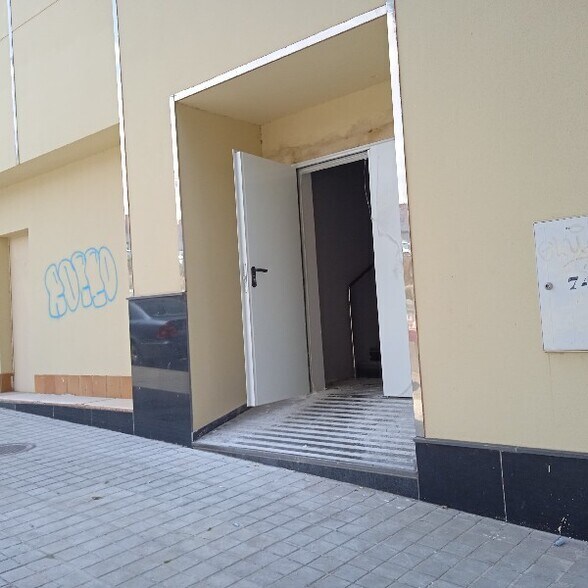 Local en Almería en venta - Foto del edificio - Imagen 2 de 2