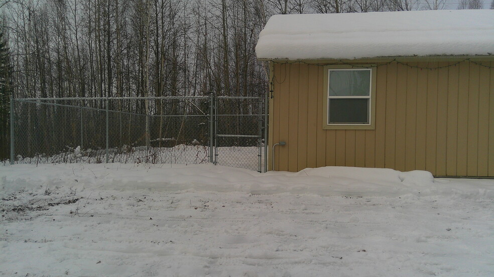 689 Whitney Dr, Fairbanks, AK en venta - Foto del edificio - Imagen 2 de 13