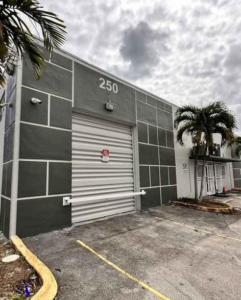 270 W 79th Pl, Hialeah, FL en alquiler - Foto del edificio - Imagen 2 de 8