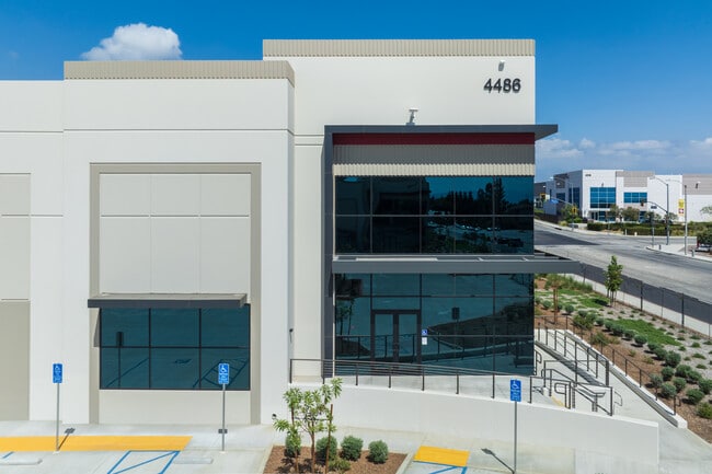 Más detalles de Ramona Ave & Mission Blvd, Montclair, CA - Nave en alquiler