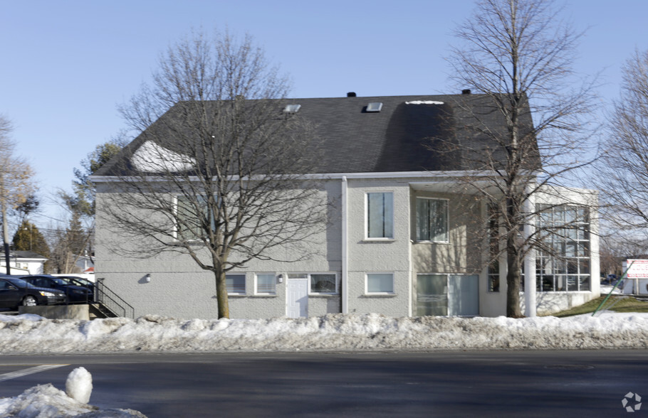 8495 Rue Adrien, Laval, QC en alquiler - Foto del edificio - Imagen 2 de 2