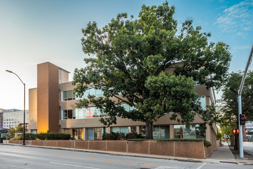 303 Watson Powell Jr Way, Des Moines, IA en alquiler - Foto del edificio - Imagen 2 de 10