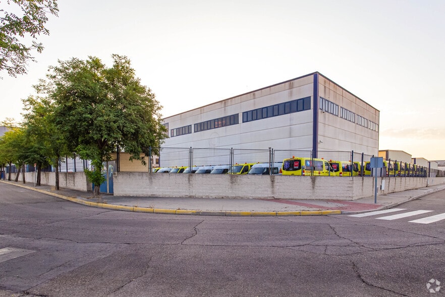 Calle Valencia de Don Juan, 25, Fuenlabrada, Madrid en alquiler - Foto del edificio - Imagen 2 de 4