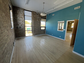 5246 N Elston Ave, Chicago, IL en alquiler Foto del interior- Imagen 2 de 12