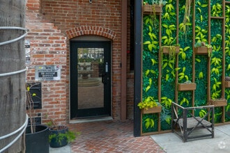 100 S Main St, Santa Ana, CA en venta Foto del edificio- Imagen 2 de 2