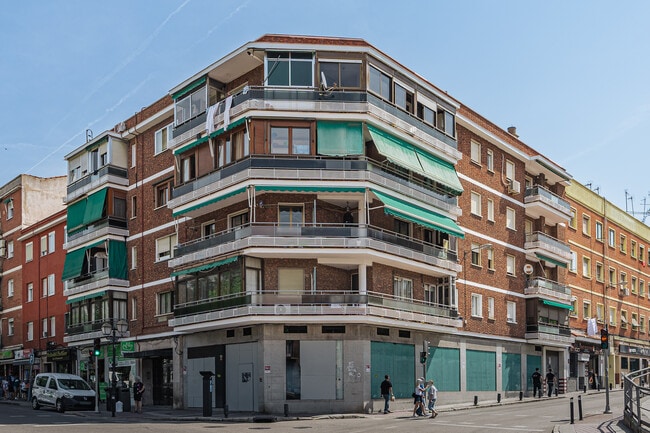 Más detalles de Avenida de Rafaela Ybarra, 39, Madrid - Edificio residencial​ en venta