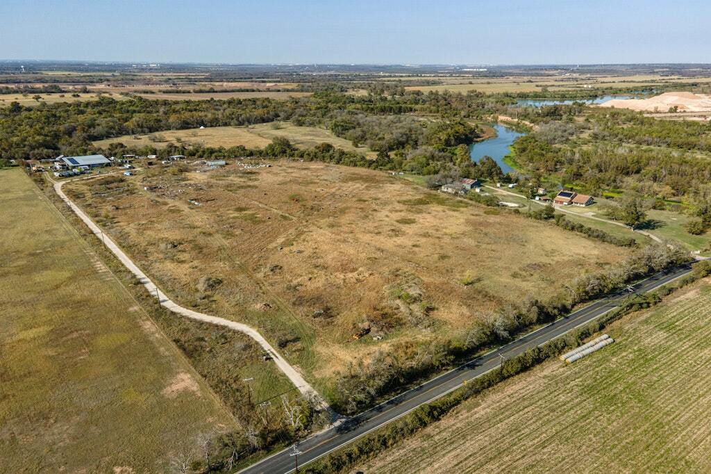 2004 Caldwell Ln, Del Valle, TX en venta Foto del edificio- Imagen 1 de 22