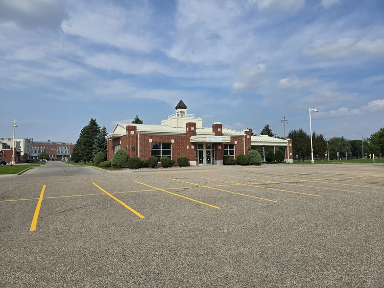 2755 10th Ave N, Grand Forks, ND en venta - Foto del edificio - Imagen 3 de 20