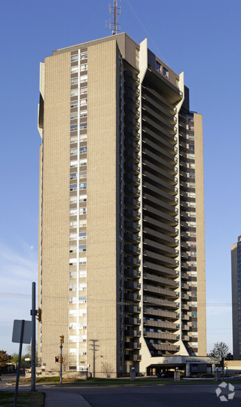 900 Dynes Rd, Ottawa, ON en alquiler - Foto del edificio - Imagen 2 de 7