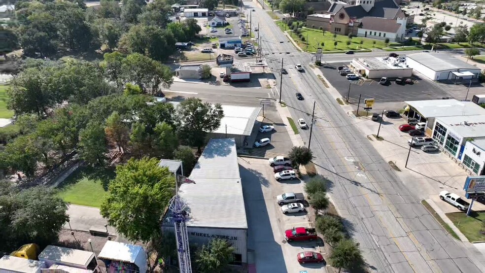 224 N Frazier St, Conroe, TX en venta - Vídeo de anuncio comercial - Imagen 2 de 8