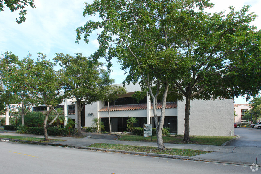 15485 Eagle Nest Ln, Miami Lakes, FL en alquiler - Foto del edificio - Imagen 2 de 6