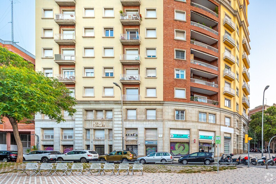 Edificio residencial en Barcelona, Barcelona en venta - Foto del edificio - Imagen 2 de 2