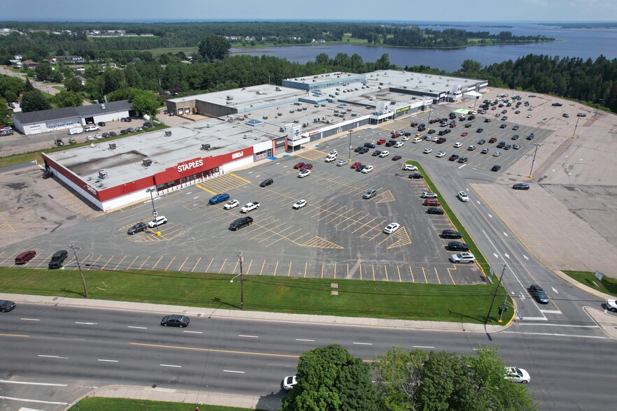 1300 St. Peter Av, Bathurst, NB en alquiler - Foto del edificio - Imagen 1 de 6