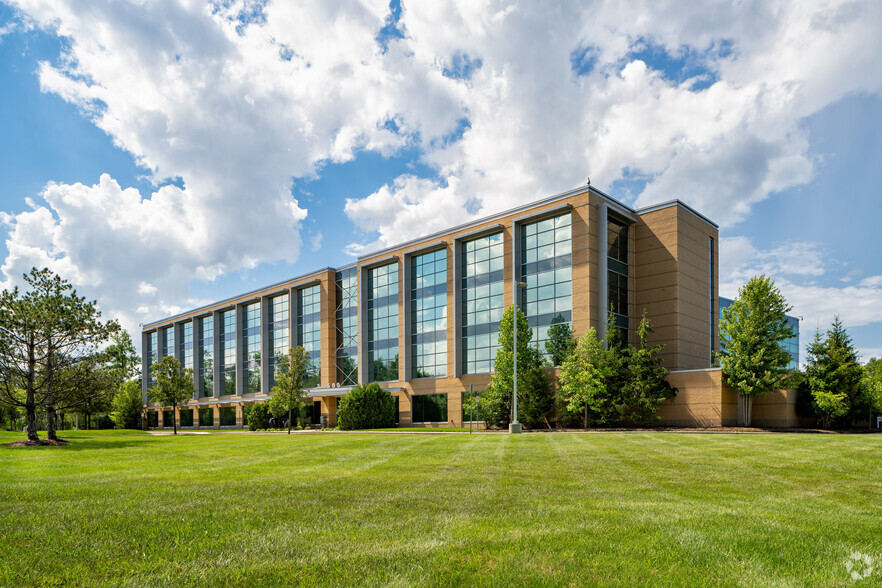 36500 Corporate Dr, Farmington Hills, MI en venta - Foto del edificio - Imagen 3 de 7