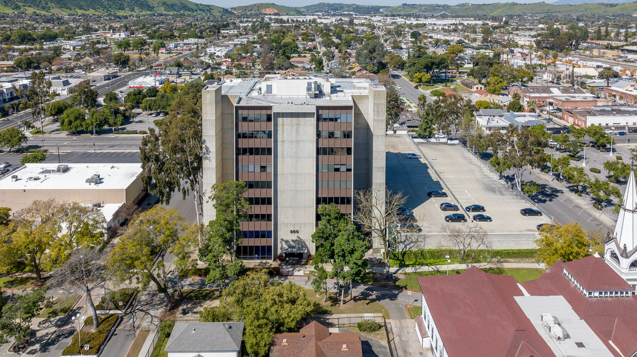 300 S Park Ave, Pomona, CA en venta Foto del edificio- Imagen 1 de 14