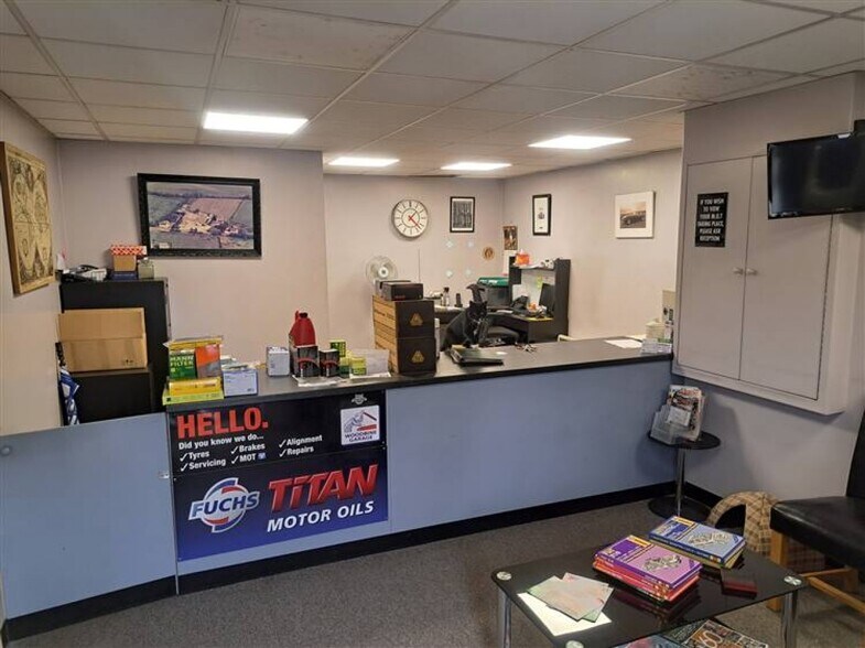 402 Sinfin Ln, Derby en venta - Foto del interior - Imagen 3 de 4