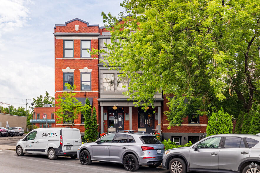 651 Av Victoria, St-Lambert, QC en alquiler - Foto del edificio - Imagen 3 de 4