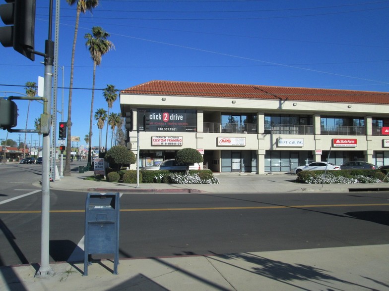 22156 Sherman Way, Canoga Park, CA en alquiler - Foto del edificio - Imagen 3 de 13