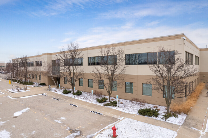 2200 Millbrook Dr, Buffalo Grove, IL en venta - Foto del edificio - Imagen 3 de 8