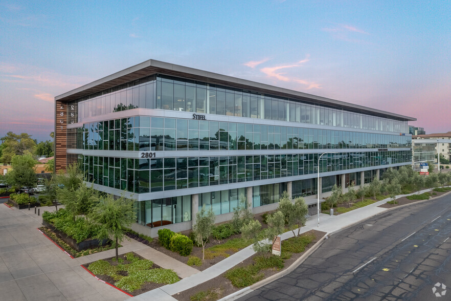 2801 E Camelback Rd, Phoenix, AZ en alquiler - Foto del edificio - Imagen 1 de 10