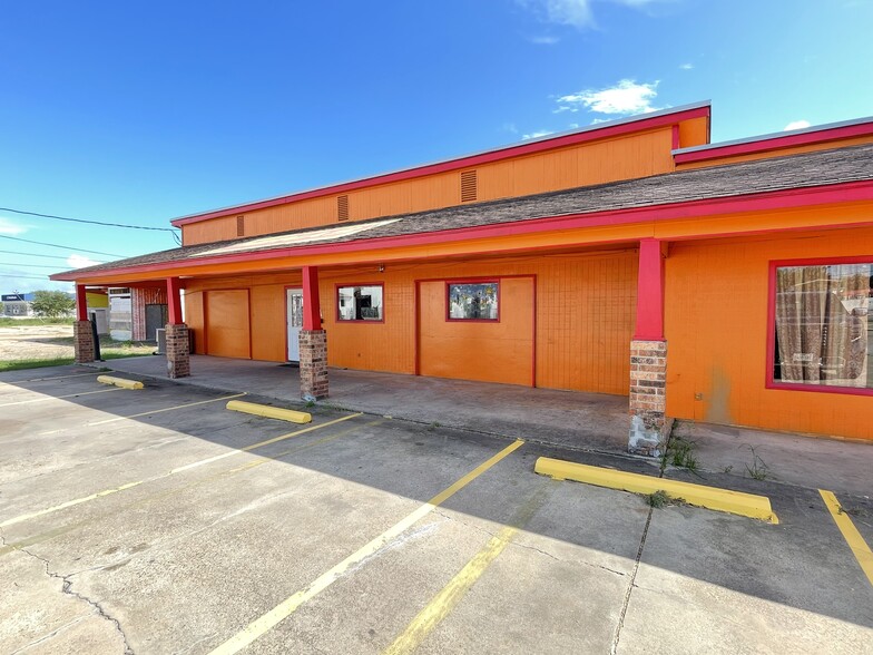 423 W Plantation Dr, Clute, TX en venta - Foto del edificio - Imagen 2 de 17