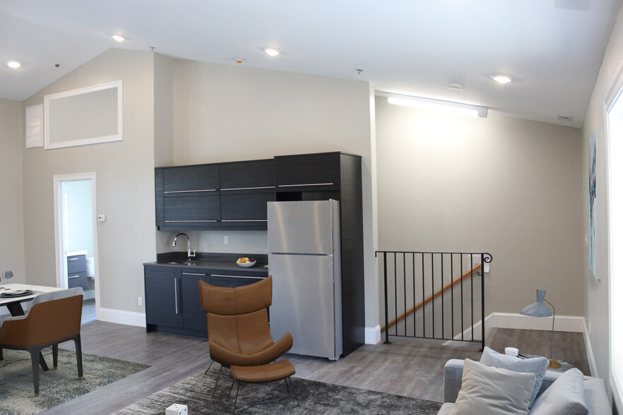 42 Felton St, Waltham, MA en venta - Foto del interior - Imagen 2 de 29