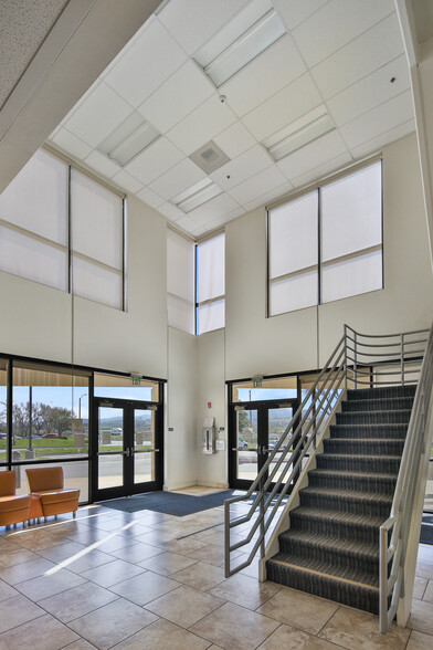 28460 Avenue Stanford, Valencia, CA en venta - Lobby - Imagen 2 de 5