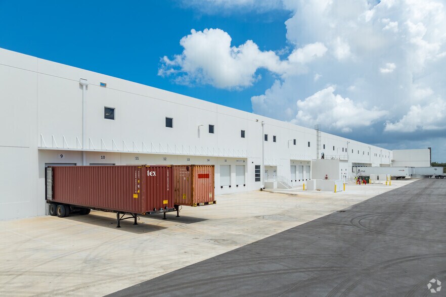 9535 NW 174th St, Hialeah, FL en alquiler - Foto del edificio - Imagen 3 de 21