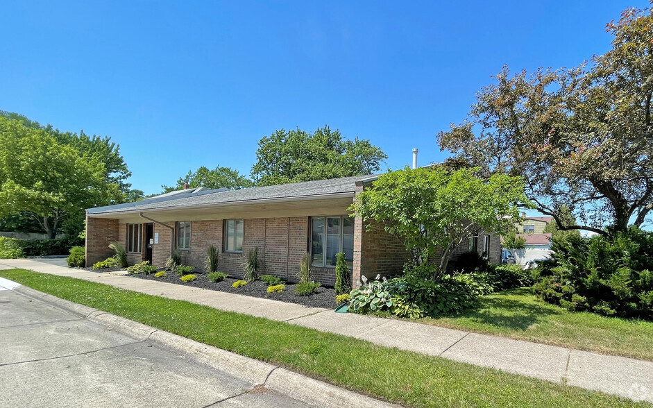 24053 Jefferson Ave, Saint Clair Shores, MI en venta - Foto del edificio - Imagen 2 de 6