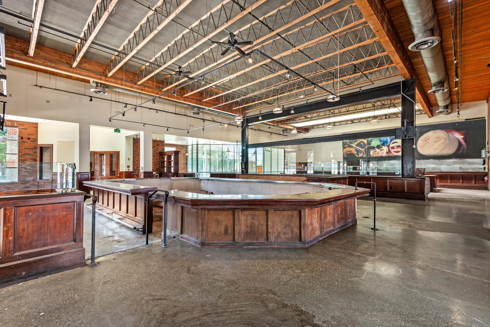 145 S San Fernando Blvd, Burbank, CA en alquiler Foto del interior- Imagen 1 de 17