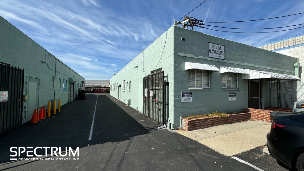 7621 Hayvenhurst Ave, Van Nuys, CA en alquiler - Foto del edificio - Imagen 1 de 6