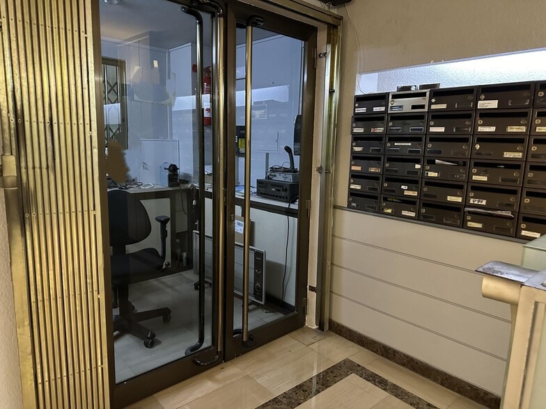 Carrer de Calàbria, Barcelona, Barcelona en venta - Vestíbulo - Imagen 3 de 5