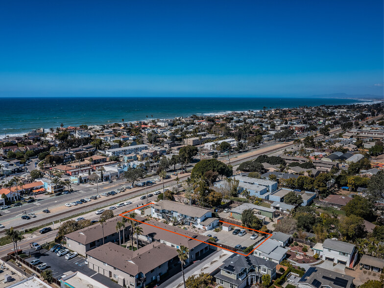 951 N Vulcan Ave, Encinitas, CA en venta - Foto del edificio - Imagen 2 de 24