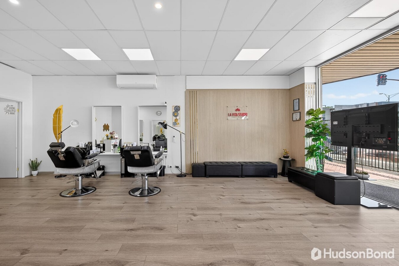 8 Burwood Hwy, Burwood East, VIC 3151 - Unidad 2 -  - Foto del interior - Image 1 of 6