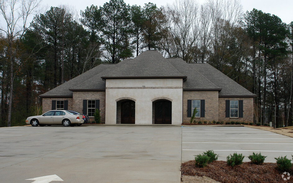 586 Lakeland East Dr, Flowood, MS en alquiler - Foto del edificio - Imagen 1 de 4