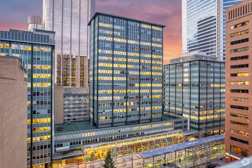 717 7th Ave SW, Calgary, AB en alquiler - Foto del edificio - Imagen 1 de 4