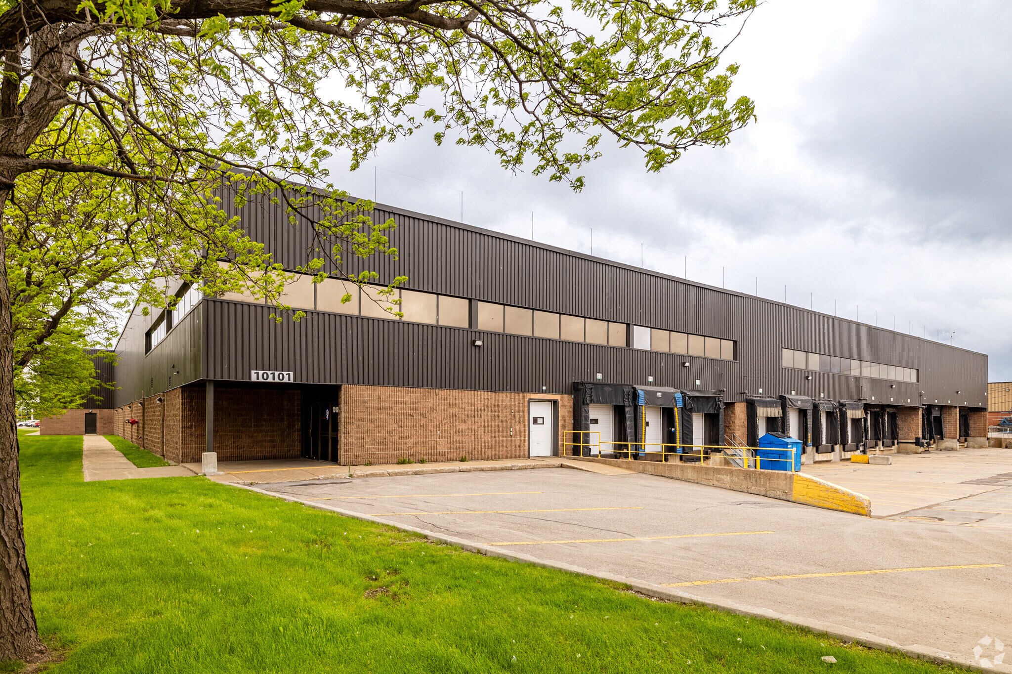 10101 Boul Louis-H.-La Fontaine, Montréal, QC en alquiler Foto del edificio- Imagen 1 de 6