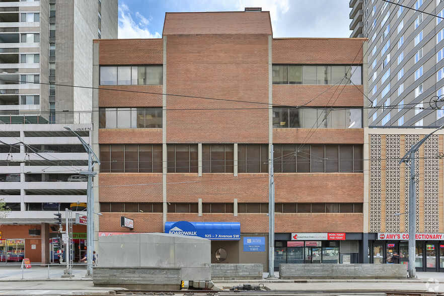 925 7 Av SW, Calgary, AB en alquiler - Foto del edificio - Imagen 2 de 5