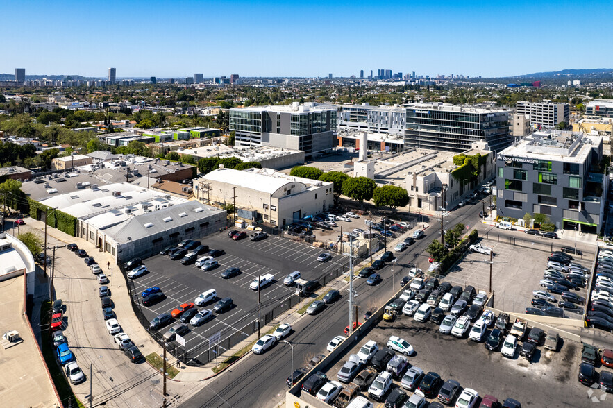 7000 Romaine St, Los Angeles, CA en alquiler - Vista aérea - Imagen 2 de 45