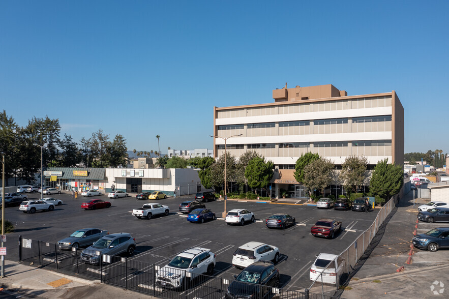 6851 Lennox Ave, Van Nuys, CA en alquiler - Foto del edificio - Imagen 3 de 14