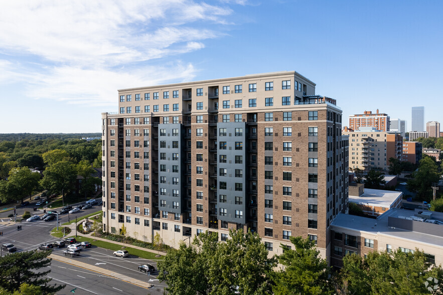 7651 Clayton Rd, Saint Louis, MO en alquiler - Foto del edificio - Imagen 2 de 3