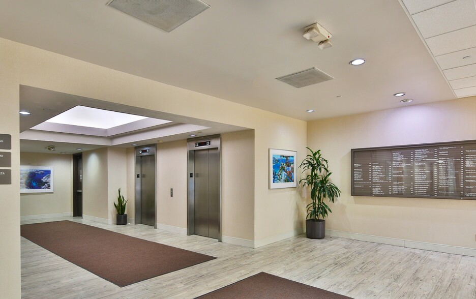 5525 Etiwanda Ave, Tarzana, CA en alquiler - Lobby - Imagen 3 de 3