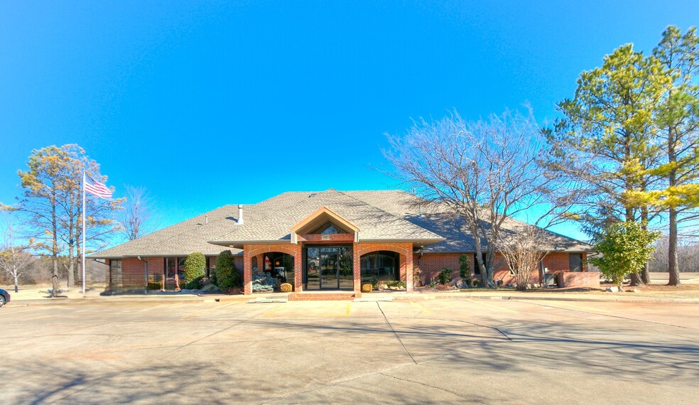 1220 S Santa Fe Ave, Edmond, OK en venta - Foto del edificio - Imagen 1 de 62