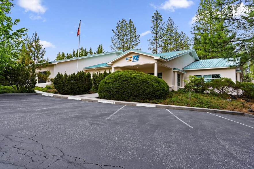 424 Crown Point Cir, Grass Valley, CA en venta - Foto del edificio - Imagen 2 de 45