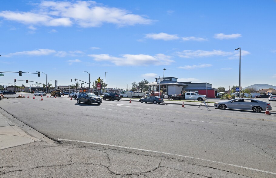 16870 Merrill Ave, Fontana, CA en venta - Foto del edificio - Imagen 2 de 23