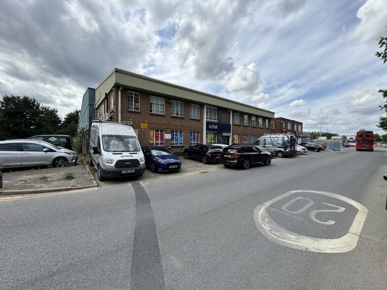 30 Commerce Rd, Brentford en alquiler - Foto del edificio - Imagen 1 de 6