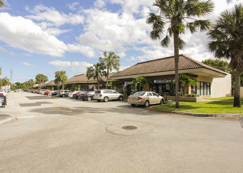 9610-9728 Pines Blvd, Pembroke Pines, FL en alquiler - Foto del edificio - Imagen 3 de 10