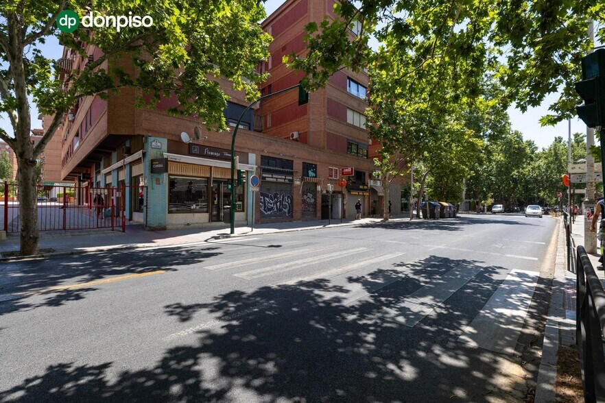 Local en Granada en venta - Foto del edificio - Imagen 3 de 36